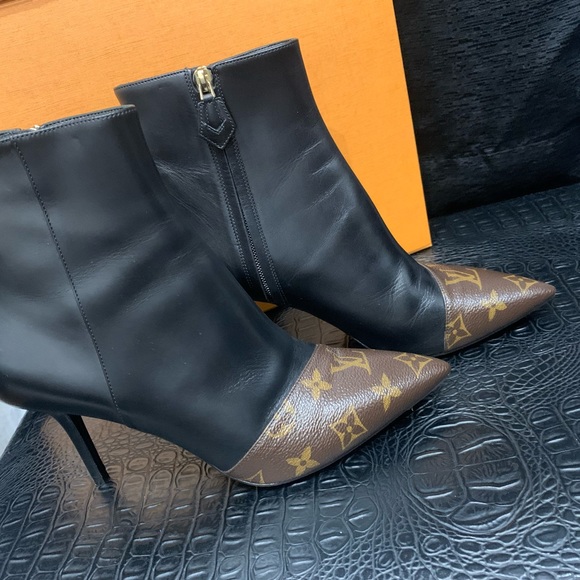 Louis Vuitton Cherie bootie black with signature brown LV logo capped pointy toe - Picture 2 of 5